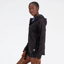 ODZIEZ BIEGOWA|BIEGANIE*New Balance ODZIEZ BIEGOWA|BIEGANIE Kurtka damska WJ21266BK – czarna